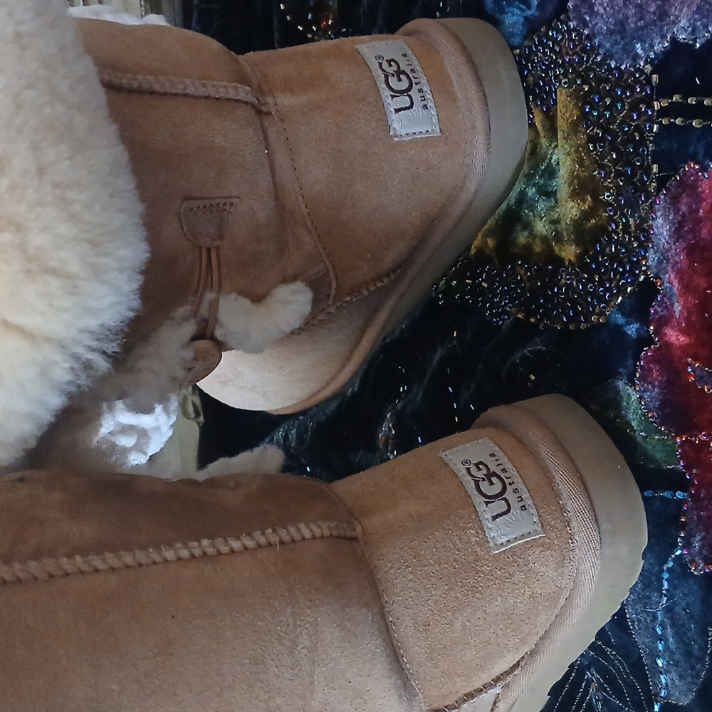 UGG Bailey Button Triplet boots Size 7 Excellent Cond. - Picture 5 of 6